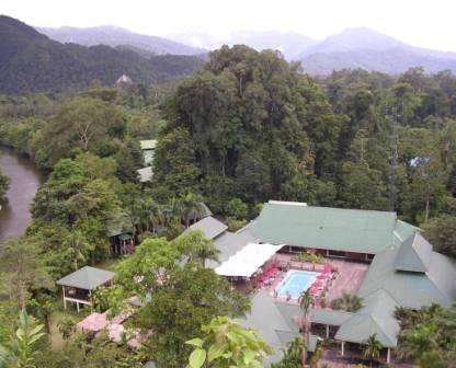 Complejo hoteles de la cadena de hoteles Marriot situado en el Parque Nacional de Mulu. Los vecinos protestan de los graves daños que ha causado este hotel al parque y a las comunidades que antes vivían en la zona. El dirigente de gobierno del estado de Sarawak tiene gran parte de las acciones de estas instalaciones. 
