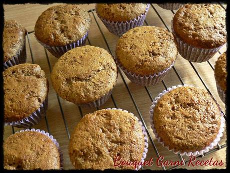 Muffins de algarroba, miel y naranja, rellenos con dulce de leche casero exprés