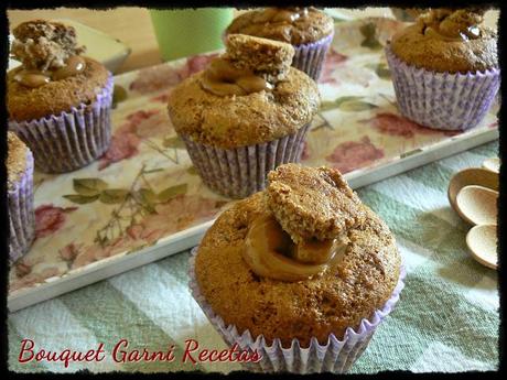 Muffins de algarroba, miel y naranja, rellenos con dulce de leche casero exprés