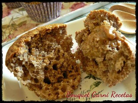 Muffins de algarroba, miel y naranja, rellenos con dulce de leche casero exprés