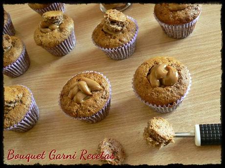 Muffins de algarroba, miel y naranja, rellenos con dulce de leche casero exprés