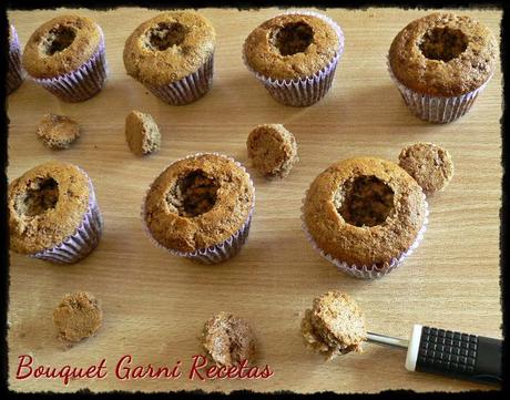 Muffins de algarroba, miel y naranja, rellenos con dulce de leche casero exprés