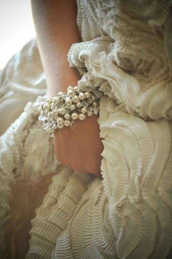 vestidos de novia telas vintage y muchas perlas