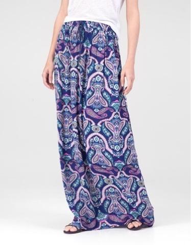 Con faldas y a lo loco!!! Pero que sea larga...