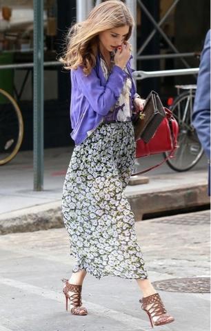 Con faldas y a lo loco!!! Pero que sea larga...