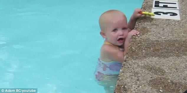 niña pequeña nada como un pez en una piscina
