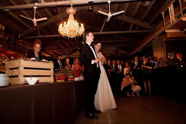 Bodas de hoy...¡Otaduy viste a la novia!