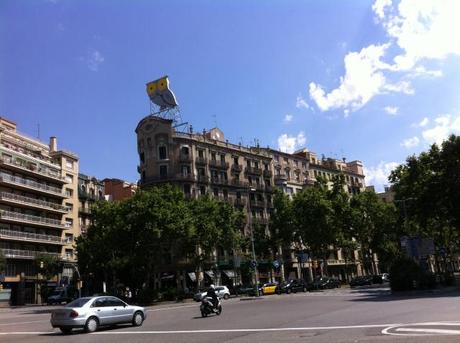 Búho ojos amarillos Diagonal Barcelona