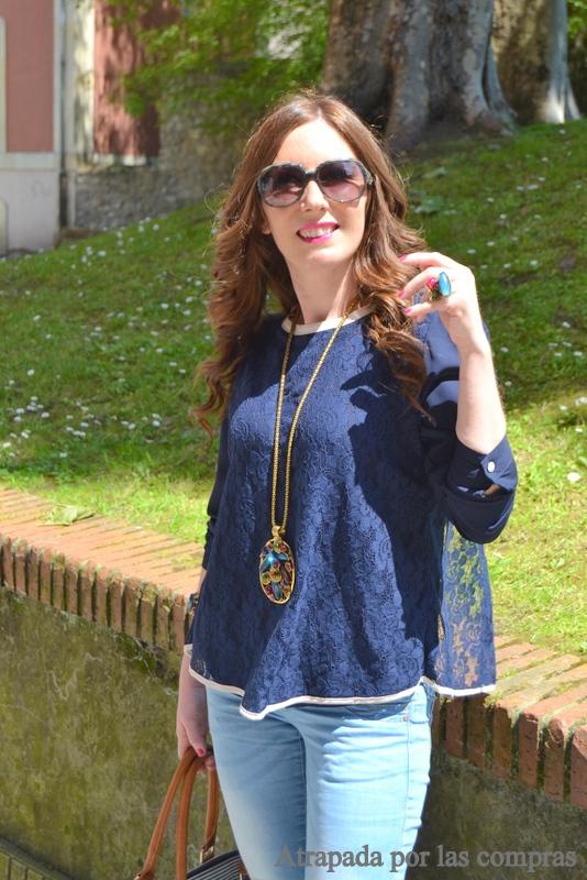 LOOK CON JEANS Y BLUSA DE ENCAJE