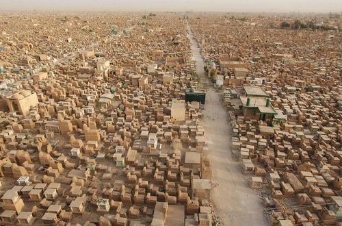 letsbuildahome-fr:

Wadi Al-Salaam: The Largest Cemetery in The...