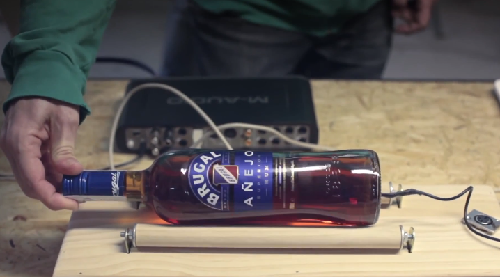 Ron Brugal crea música con sus botellas, y no es cosa de borrachos