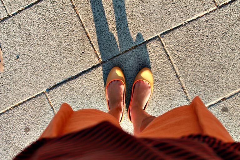 falda pantalon y camiseta con aperturas
