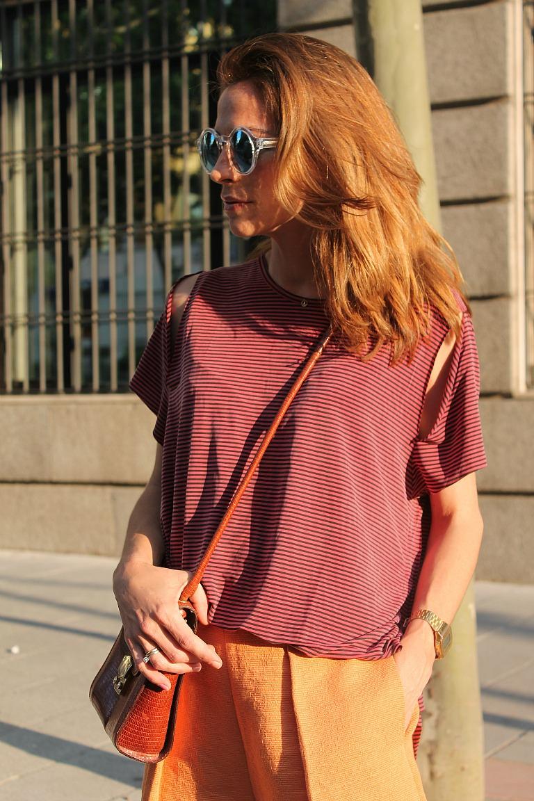 falda pantalon y camiseta con aperturas