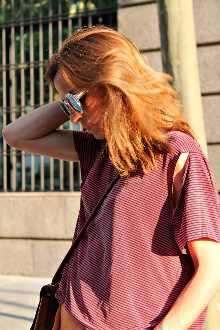 falda pantalon y camiseta con aperturas