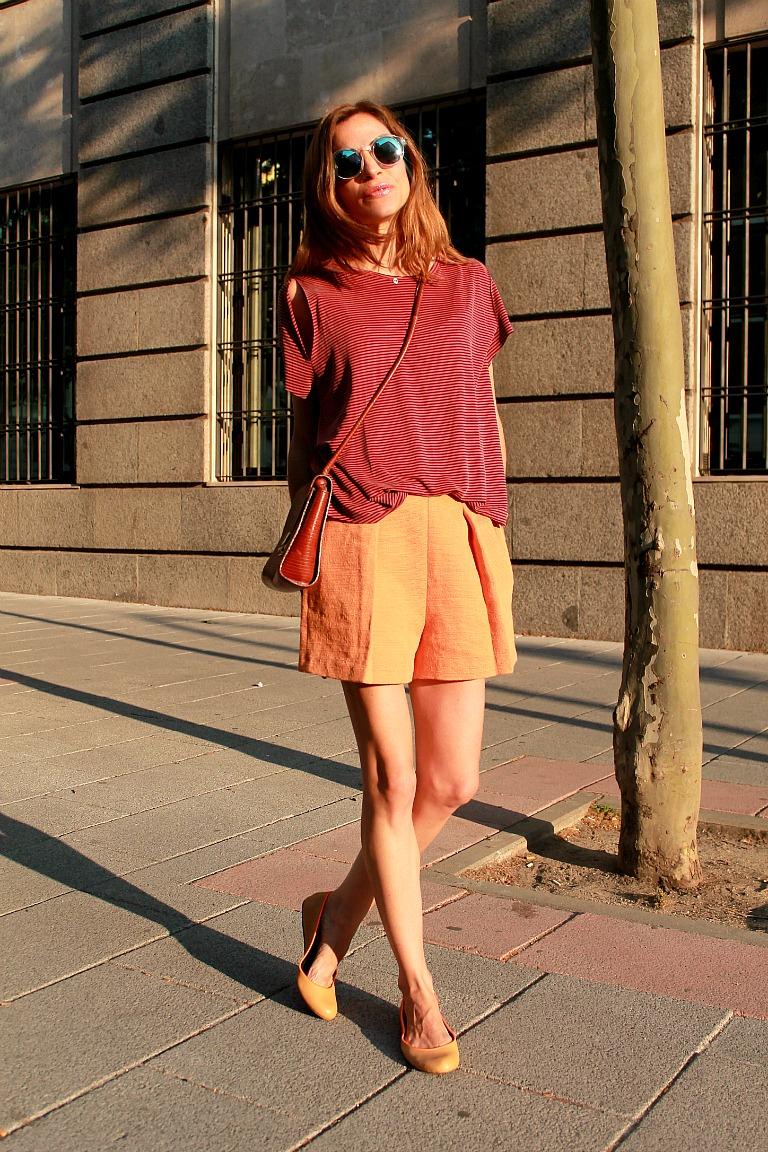 falda pantalon y camiseta con aperturas