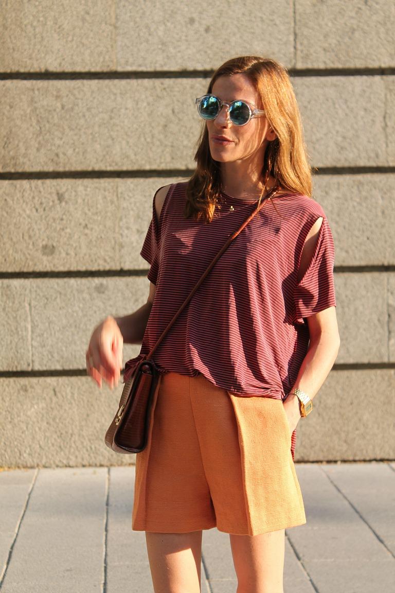 falda pantalon y camiseta con aperturas