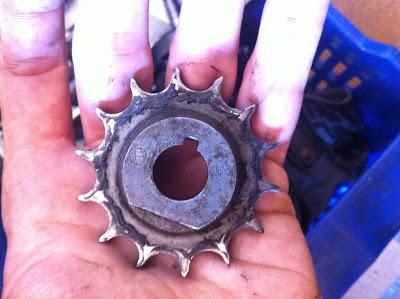 Piñón de ataque de 14 dientes gastado