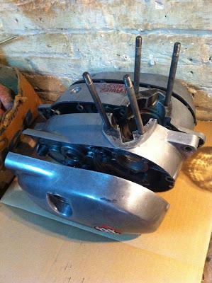 Cárter y tapas laterales del motor de la impala pendientes de pulir