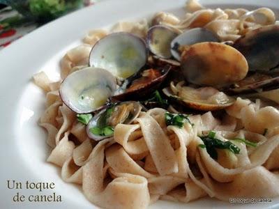 Pasta fresca integral con almejas. (Whole kitchen)