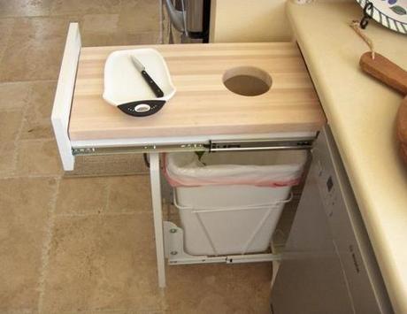 Cajón con tablón de madera para cortar y agujero para la basura Aprovecha las tablas de madera