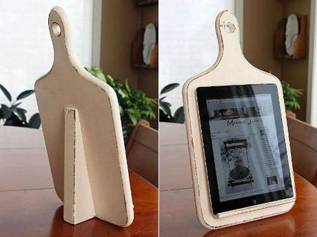 Tabla de madera convertida en soporte para tablets antes y después DIY