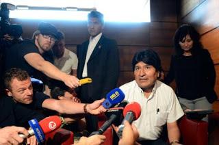 Hollande, otro que bien baila con el atentado a Evo en Europa