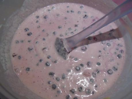 Helado de fresa, arándanos y pistachos