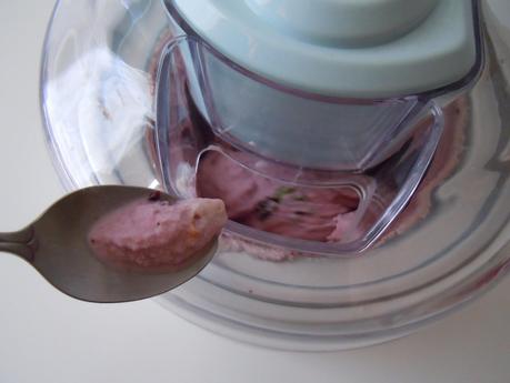 Helado de fresa, arándanos y pistachos