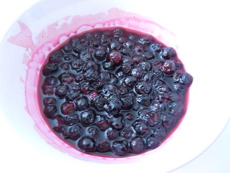 Helado de fresa, arándanos y pistachos