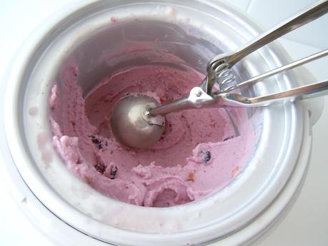 Helado de fresa, arándanos y pistachos