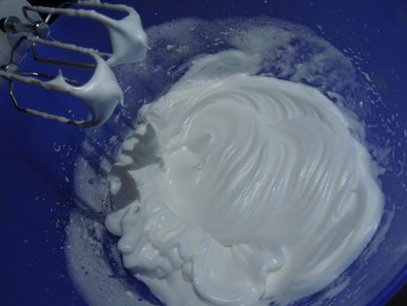 Helado de fresa, arándanos y pistachos