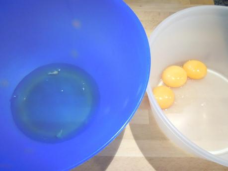 Helado de fresa, arándanos y pistachos