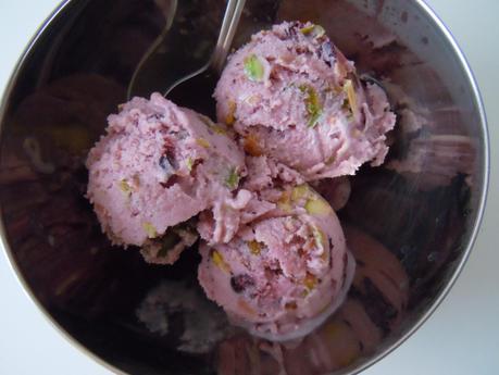 Helado de fresa, arándanos y pistachos