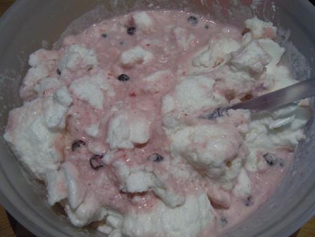 Helado de fresa, arándanos y pistachos