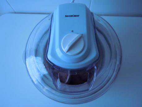 Helado de fresa, arándanos y pistachos