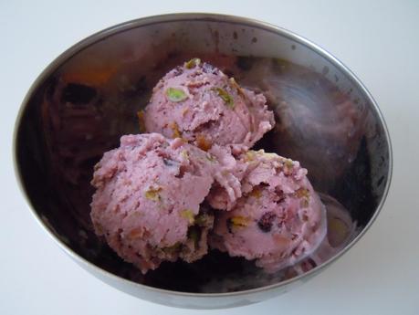Helado de fresa, arándanos y pistachos