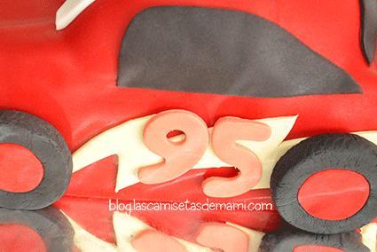 tarta rayo mcqueen 2 Como hacer una tarta de Rayo Mcqueen paso a paso