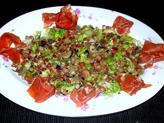 Ensalada de habas tiernas a la menta con cecina