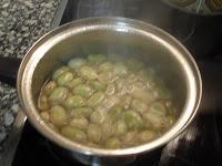 Ensalada de habas tiernas a la menta con cecina