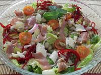 Ensalada de habas tiernas a la menta con cecina