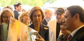 La Reina Doña Sofía conoce a Blue Jeans en la Feria del Libro de Madrid