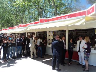 La Reina Doña Sofía conoce a Blue Jeans en la Feria del Libro de Madrid