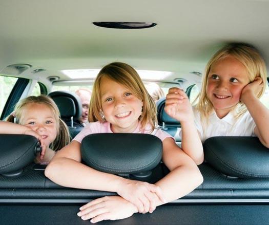 Diez claves para evitar que tu hijo se maree en el coche