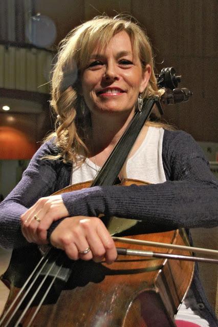 María José Vivó, violonchelista en la Orquesta y Coro de RTVE