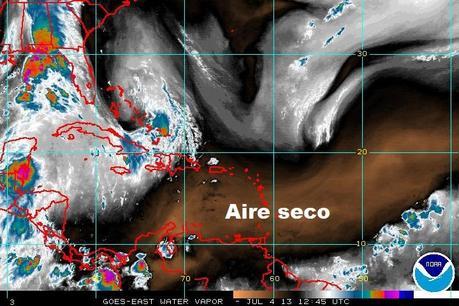 ¿Sabías que hasta El Caribe nos llega polvo desde el desierto de Sahara? ¿Cómo nos afecta éste fenómeno? Imagen de vapor de agua. En color marrón/negro, el aire seco.