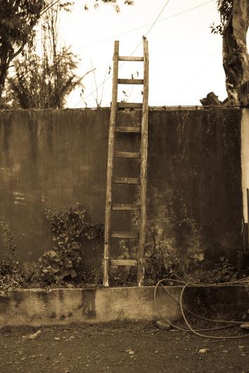 Escalera junto al muro