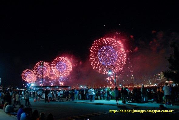 Los fuegos artificiales de Macy's en Nueva York, Muchos 4 de Julio viviendo y de trotamundos por USA