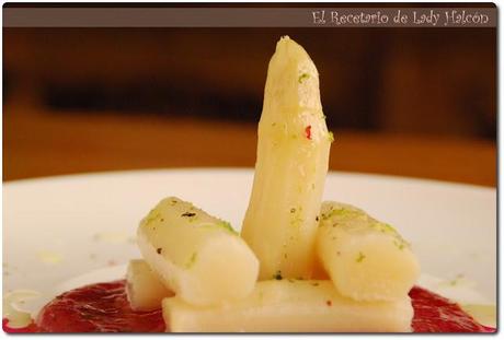 Menú 2: Espárragos con vinagreta de remolacha y ralladura de lima #menuVictofer