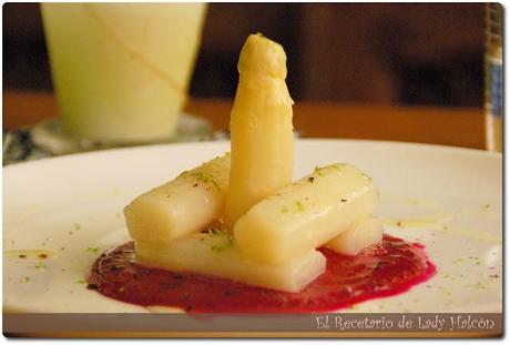 Menú 2: Espárragos con vinagreta de remolacha y ralladura de lima #menuVictofer