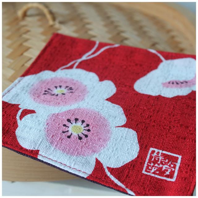 tataki de atún con vinagreta de jengibre y sésamo - tuna tataki with giger vinaigrette and sesame seeds